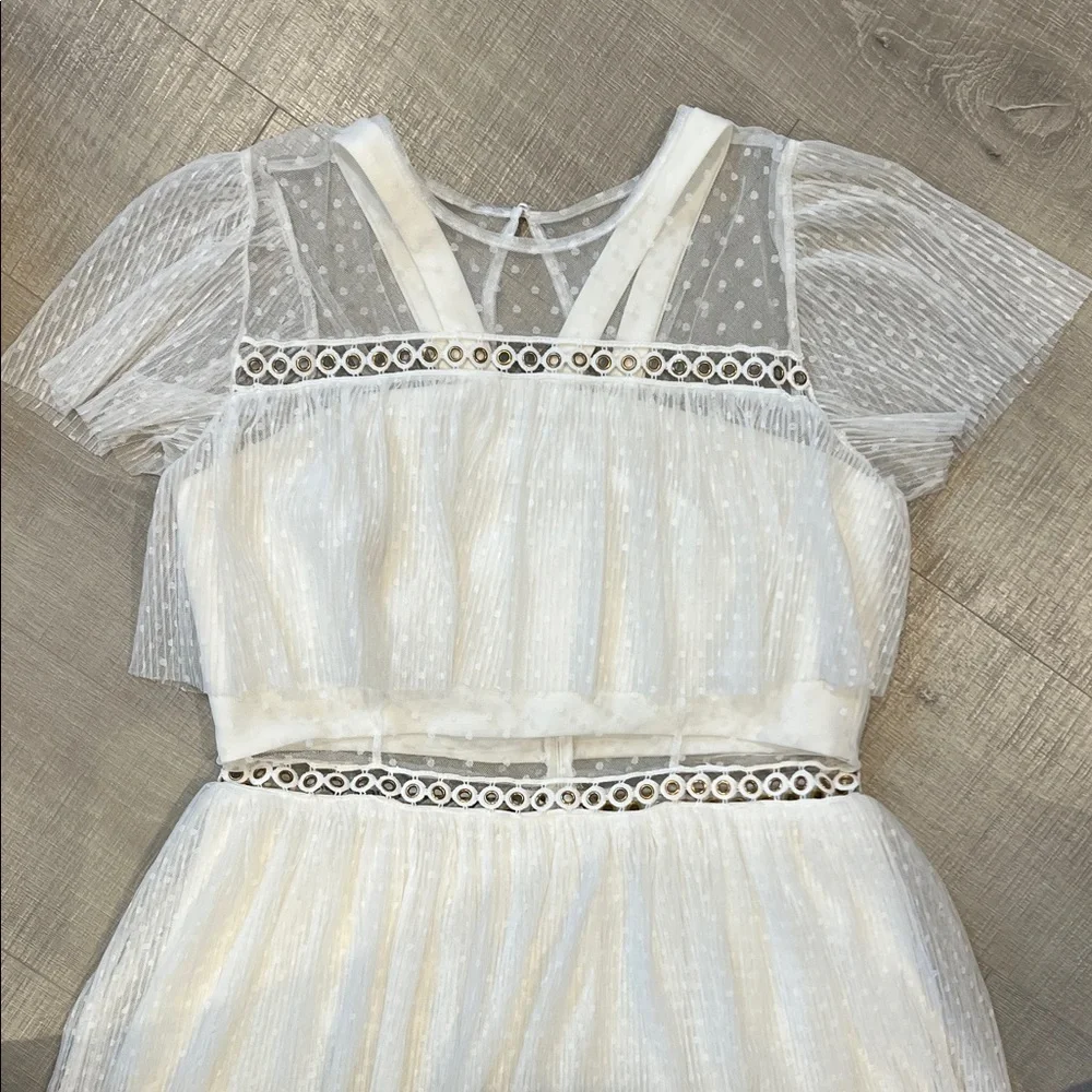 Chic White Midi Dress with Lace Details - Picture 5 of 9